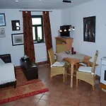 Apartmán Grosses Landhaus Mit Swimmingpool In Dargun Barlin